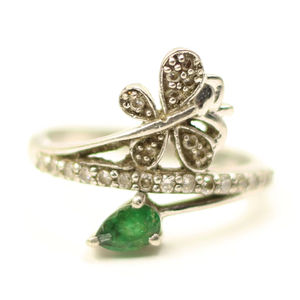 แหวนมรกตราชสถานธรรมชาติ ประดับบนตัวเรือนเงินแท้ 925 ชุบโรเดียม ดีไซน์มินิมอล - Product Image 1