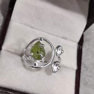 แหวนผู้หญิงดีไซน์เก๋ ทำจากพลอยเพอริดอตธรรมชาติ หินประจำเดือนสิงหาคม ปรับขนาดได้ งานแฮนด์เมด เครื่องประดับเงินแท้ 925 - Product Image 4