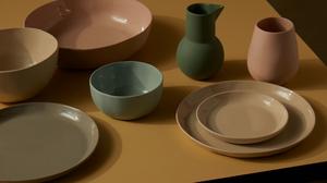 Assiette à dîner en céramique ivoire, bord fin, finition brillante, design résistant aux éclats, idéale pour le service du dîner et les tables contemporaines - Product Image 4