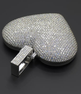 จี้รูปหัวใจประดับเพชรโมอิสซาไนต์ทรงกลมแบบเต็มตัว - Product Image 2