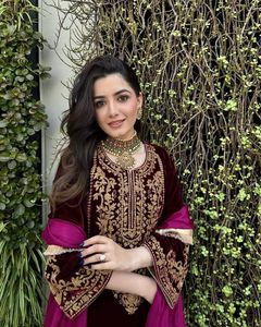 Terciopelo pesado con bordado codificado y encaje, diseñador de trabajo, ropa de boda, pantalón superior para mujer con traje Dupatta de proveedor indio - Product Image 3