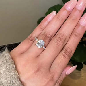 Bague de fiançailles avec accent en diamant de laboratoire certifié IGI 3,60 carats total, couleur D-E-F, pureté VVS-VS, style coussin - Product Image 3