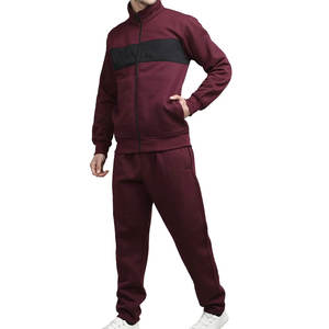 Tenue de survêtement respirante pour hommes fabriquée avec un tissu en polyester durable conçu pour l'entraînement et les activités de plein air - Product Image 1
