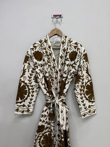 Bata Larga para Mujer con Bordado Floral, Manga Larga, Cuello Camisero, Cierre con Cordón, 100% Algodón, Estilo Clásico Suave - Product Image 3