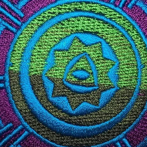 Insignias bordadas con logotipo personalizado al por mayor, nuevo diseño bordado a mano, insignias de tela para planchar, precio de fábrica OEM disponible - Product Image 2