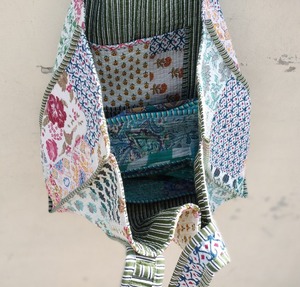 Sac fourre-tout de luxe premium à imprimé floral résistant à l'eau fabriqué en Inde par un fabricant et exportateur indien pour l'été - Product Image 5