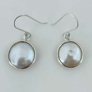 Elegantes Pendientes Colgantes de Perlas de Agua Dulce con Forma de Moneda, Piedra de Nacimiento de Junio, Hechos a Mano con Plata de Ley y Bola de Joyería - Product Image 5