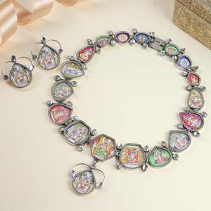 Juego de Collar y Pendientes de Plata de Ley 92.5 con Forma Hexagonal, Diseño Hastakala Pichwai, Pintado a Mano, Joyería Cultural Coleccionable - Product Image 5