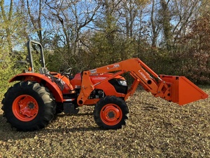 Kubota M7060 Traktor mit Front- und Rücklader