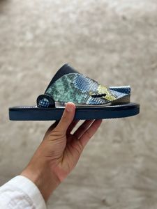 Sandalias de estilo saudí para hombres y mujeres sandalias árabes con estampado de serpiente hechas a mano - Product Image 4