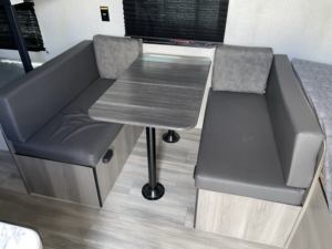 Ahorre en Grande con las Autocaravanas Usadas Keystones 2024 Hideout Sport de Eje Único 175BH de 20 pies y 5 Plazas, Remolque de Viaje Ligero de Acero Inoxidable - Product Image 3