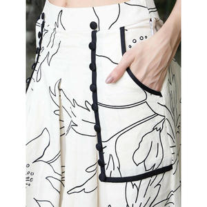 Ensemble décontracté imprimé avec un haut sans manches court et un pantalon évasé confortable pour une tenue tendance et polyvalente - Product Image 5