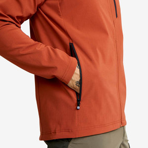 Chaqueta de caparazón suave que ofrece un fuerte aislamiento, tela suave y transpirable y exterior resistente al viento para viajes en clima frío. - Product Image 5
