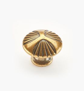 Perillas de latón hechas a mano para armarios de cocina que ofrecen un aspecto artesanal refinado, adecuado para un estilo contemporáneo o moderno. - Product Image 1