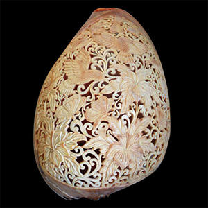 Bijoux en coquillage sculptés avec motif floral de 26 cm, fabriqués à partir de coquillages - Product Image 1