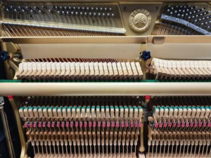 Piano droit Yamaha U30A, 88 touches lestées, style classique, finition noire, montage au sol, planche sonore en bois massif - Product Image 6