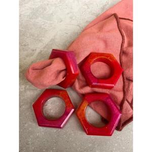 Servilleteros de resina en diseños modernos con acabado liso y perfectos para mejorar la decoración de mesas de comedor informales y formales - Product Image 1