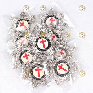 ชุดเครื่องประดับเข็มกลัดติดหน้าอกสีทองและสีเงิน - Product Image 3