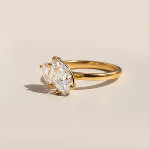 Anillo de Compromiso Único con Dos Diamantes Simulados en Forma de Pera, Anillo de Bodas al por Mayor - Product Image 3