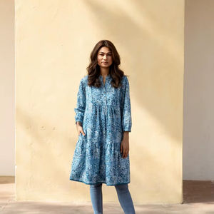 ชุดเดรสลายดอกไม้สไตล์โบฮีเมียน Lilamrita ผ้าฝ้ายแท้พิมพ์ลายด้วยมือ สีฟ้าขาว สวมใส่สบายๆ ในฤดูร้อน - Product Image 1