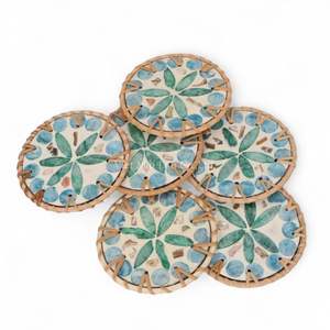 Sous-verre en rotin naturel avec incrustation de nacre pour le café, le thé et la protection décorative de table dans l'espace de vie - Product Image 1