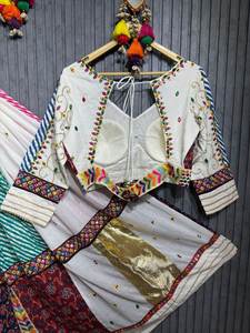 Venta al por mayor de diseño personalizado nupcial boda Crop Top Lehenga conjunto bordado indio étnico Ghagra Choli para ropa de fiesta indio - Product Image 6