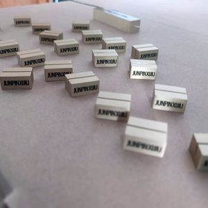 Porte-cartes en laiton massif - Support minimaliste pour cartes de visite et pince à photos/mémos pour magasins, expositions muséales et dîners - Product Image 3