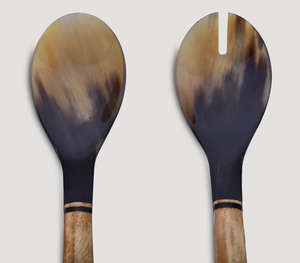 Ensemble de serveurs à salade en corne naturelle artisanale de luxe avec des poignées en bois poli uniques et effilées, grande cuillère à mélanger et à servir - Product Image 2