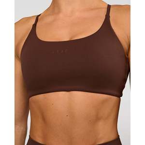 Soutien-gorge de sport Twist - Imprimé chocolat chaud, haut court rembourré réglable pour le yoga et les activités sportives, disponible en grandes tailles - Product Image 3