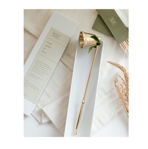 Apagavelas de metal elegante diseñado para un control de llama sin esfuerzo que mejora su experiencia de iluminación con velas de forma segura en el hogar. - Product Image 5