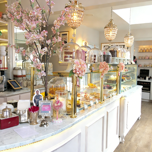 متجر حلويات راقية يعرض علب عرض زجاجية مزينة بالذهب وحوامل كيك زجاجية - Product Image 5