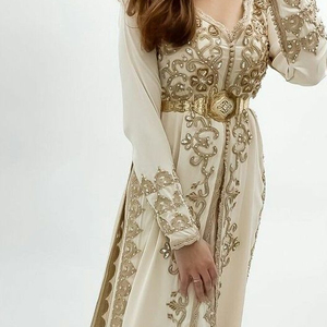 Elegante vestido de caftán nuevo hermoso adorno colorido cuentas de cristal, piedra de vidrio y trabajo Dabka Zardozi - Product Image 1