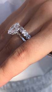 Anillo de compromiso de diamante de corte radiante cultivado en laboratorio, Plata de Ley 925 con certificado IGI, regalo de diseño de Halo Pave de lujo para mujer - Product Image 3