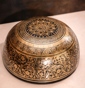 Bol chantant tibétain noir avec Golden Mandala & Script sur sa surface et bâton en bois pour produire du son disponible en gros - Product Image 3