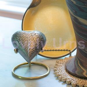 Urna de recuerdo de corazón de peltre con alas de Ángel grabadas con soporte - Product Image 2