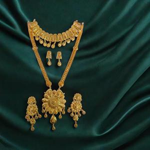 Vente en gros de boucles d'oreilles collier serties de boucles d'oreilles collier style tendance plaqué or 22 carats à vendre par les exportateurs - Product Image 1