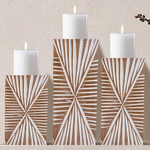 Exquisitos candelabros de madera Lavado blanco natural Acabado con un atractivo rústico atemporal Decoración perfecta para el hogar Calidez y elegancia - Product Image 1