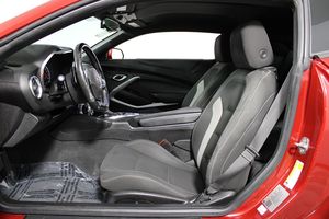 Camar0 1LT d'occasion en bon état, automatique, conduite à gauche, coupé, sièges en cuir, pneus R16 - Product Image 2