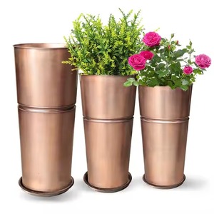 Juego de tres macetas de cobre con elegante diseño artesanal, ideal para decoración interior y exterior, estilo refinado para el hogar y el jardín. - Product Image 6