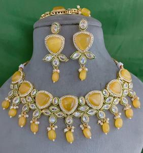 Ensemble de collier et boucles d'oreilles en pierres Kundan plaquées or de qualité supérieure traditionnelle avec Tikka pour la collection de vêtements de mariage pour femmes - Product Image 1