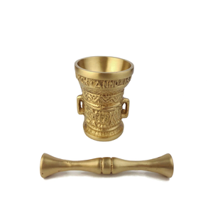 Mortero y mazo de latón grabado con asas. Resistente, disponible a precios de mayoreo. - Product Image 1