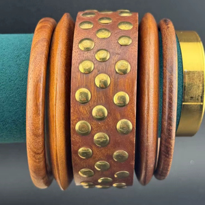 Dernier design en bois et laiton Ensemble de bracelets tendance Bijoux pour femmes Accessoire cadeau en forme de cœur INDIA ART PLACE Uttar Pradesh - Product Image 1