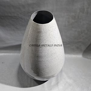 Vase en métal blanc contemporain de haute qualité avec finition texturée unique et forme incurvée pour un look élégant et luxueux - Product Image 4