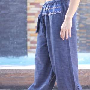 Pantalon décontracté en coton de style Hmong Pantalon tribal confortable fabriqué en Thaïlande pour la vente en gros à l'exportation pour les acheteurs mondiaux - Product Image 5