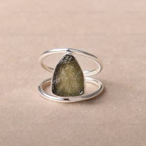 Anillo de moldavita en bruto natural elaborado en plata de ley sólida 925 DE LA República Checa para joyería única - Product Image 2