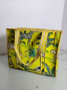 Sac fourre-tout en coton indien Kantha fait sur mesure, sac à main en patchwork pour femmes, pour le shopping, la plage et les voyages - Product Image 5