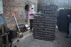 Vente en gros directe d'usine du meilleur charbon de bois de barbecue du Vietnam charbon de bois dur briquette de sciure de bois pour narguilé - Product Image 5