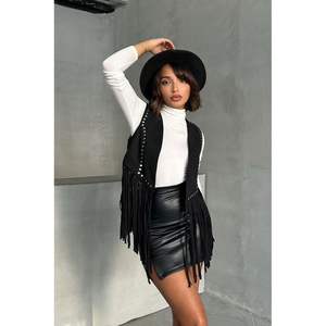 Chaleco Negro con Borlas para Mujer, Marca Topshow, Producto al por Mayor - Product Image 5