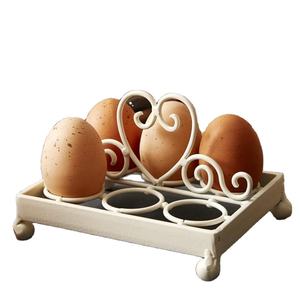 Soporte para huevos de metal marfil con mango de corazón Almacenamiento para huevos Exportación de aspecto atractivo Accesorios de alta calidad disponibles a bajo costo - Product Image 1