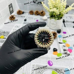 Reloj con Esfera Arcoíris de Diamantes Moissanite y Bisel Plateado, Diseño Atrevido y Moderno para Unisex - Product Image 1